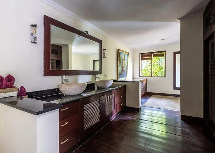 别墅 Kalimaya I Luxury 5 Bedroom With Huge Garden & Lap Swimming Pool 150-metres To *