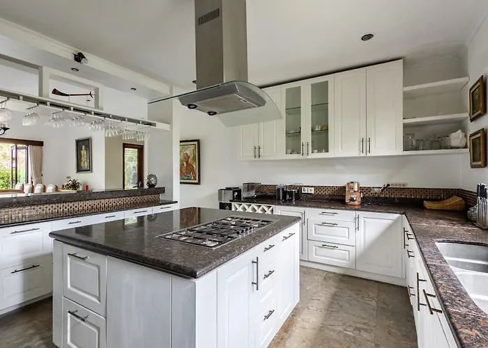 Kalimaya I Luxury 5 Bedroom With Huge Garden & Lap Swimming Pool 150-metres To